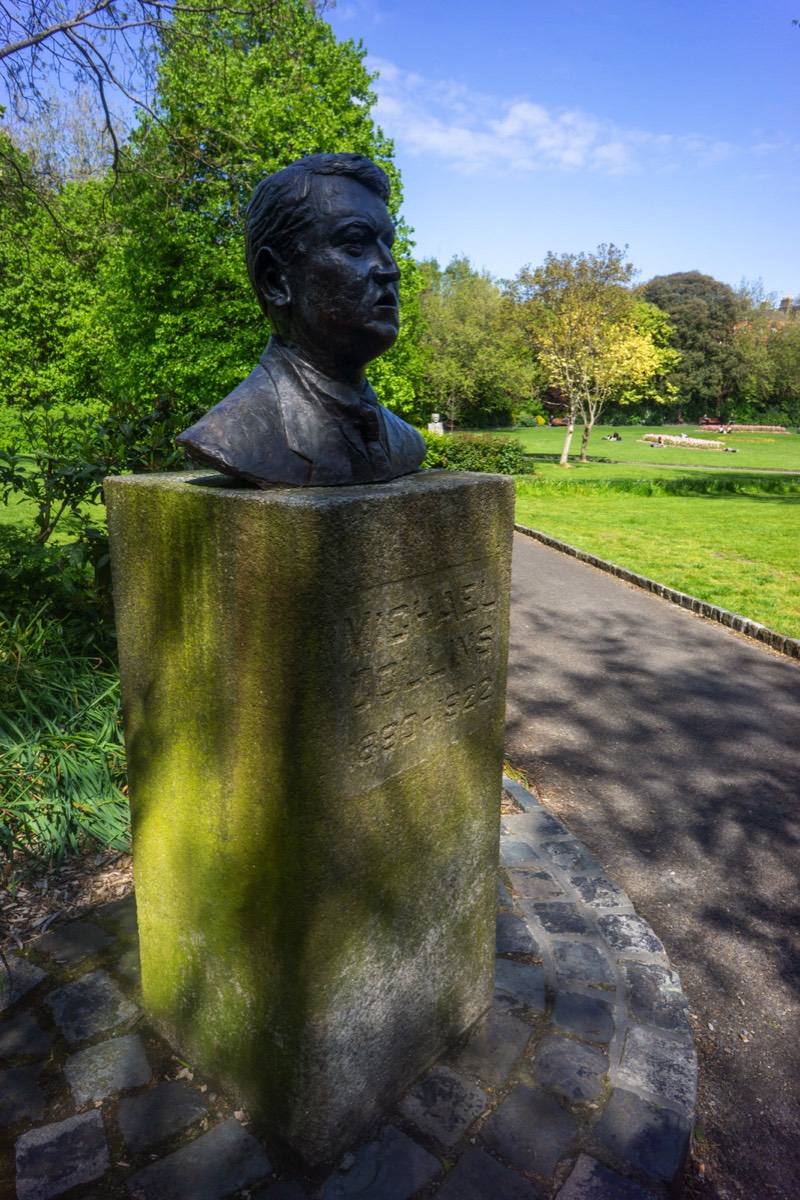 BUST OF MICHAEL COLLINS IN MERRION SQUARE PARK MAY 2015 005