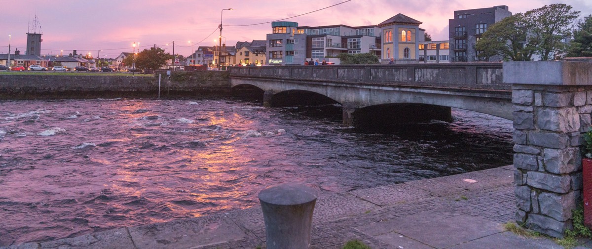THE CLADDAGH AREA AT SUNSET 033