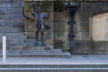  I like this life-size sculpture, by Gareth Knowles, on the Custom House steps 